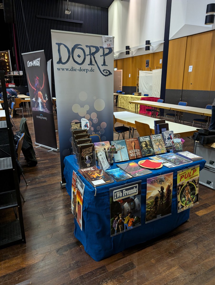 Der Stand auf der <a href="/DreieichCon/">DreieichCon</a> steht. 

Und falls ihr mit dem Auto anreisen solltet, meidet dein Bahnübergang in Dreieich-Buchschlaq. Im besten Fall ist der pro Stunde 10-15 Minuten überfahrbar. 
#pnpde