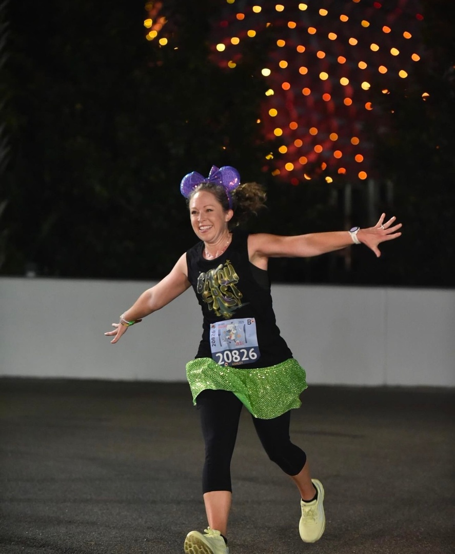 raw_threads's tweet image. Flying into the weekend! 💚 We love this picture of @ashleyrunzdisney heading Bayou Fast to the finish line last weekend at the Wine and Dine 10k! 
.
Make sure to keep tagging us in your photos with #RawThreads for a chance to be featured.  📸