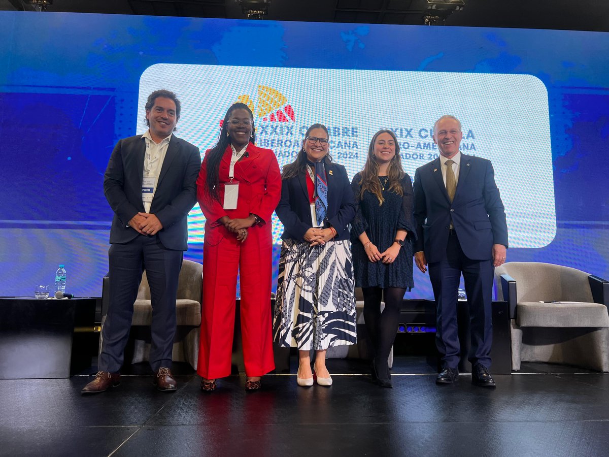 espol's tweet photo. Nuestra rectora @cparedesverduga participó en el XV Encuentro Empresarial Iberoamericano, organizado en el marco de la XXIX Cumbre Iberoamericana Ecuador 2023-2024, que se desarrolla en Cuenca.

La principal de la #ESPOL participó en el foro ‘Los nuevos retos: innovación e Inteligencia Artificial’. Durante su ponencia, nuestra rectora destacó la importancia de la colaboración con el gobierno y el sector privado, en el camino hacia una educación accesible, que ayude a disminuir la brecha en habilidades tecnológicas y herramientas de IA, para todos los sectores sociales.

En este foro también participaron José Medina Mora, presidente de la Confederación Patronal de la República Mexicana; Natalia González, coordinadora experta de UNESCO y Andrés Giolito, mánager para Colombia, Perú y Ecuador de Globant.
