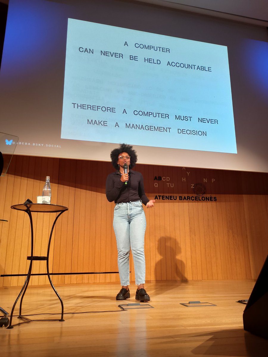 🟢 Avui a l'acte de Cloenda del #CicleOEIAC amb la professora Abeba Birhane (<a href="/Abebab/">Abeba Birhane</a>) a l'Ateneu Barcelonès <a href="/ateneubcn/">Ateneu Barcelonès</a> 

💚 Un plaer escoltar-la amb evidències empíriques sobre els impactes de l'economia de les dades en termes mediambientals i de vigilància. Hi ha alternatives 🌍