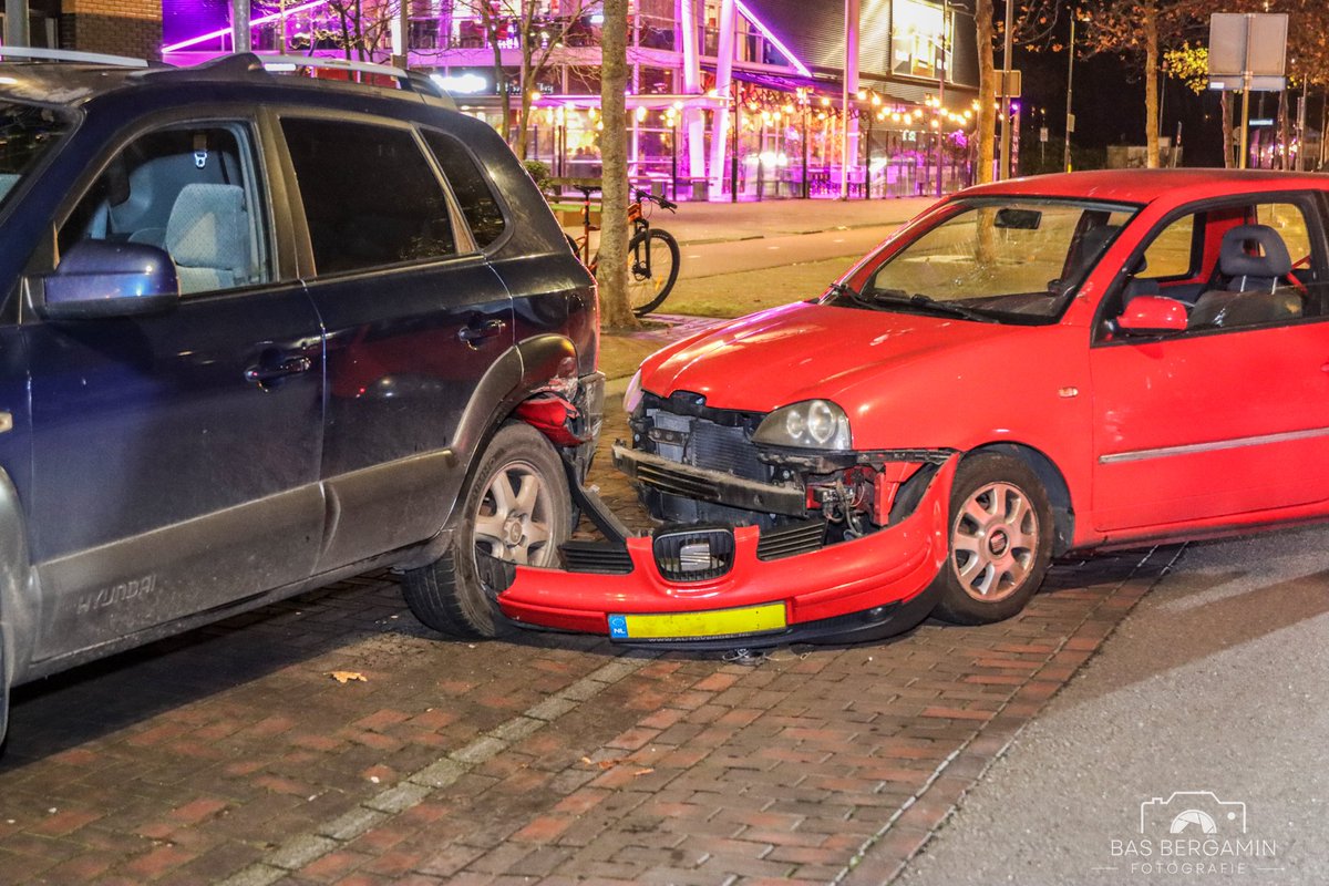 Bestuurder rijdt tegen geparkeerde auto in Beverwijk, politie begeleidt naar ziekenhuis