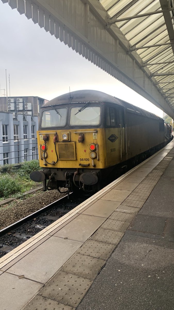 _KristianDB's tweet photo. Bonus when i arrived back at Halifax,the RHTT was in town and with a 56 on duty!! 56105 paired up with 66848 #CalderValleyLine #class56 #class66 #HaifaxStation @ColasRailUK 15/11/24 https://t.co/Rdxbb6tRRx