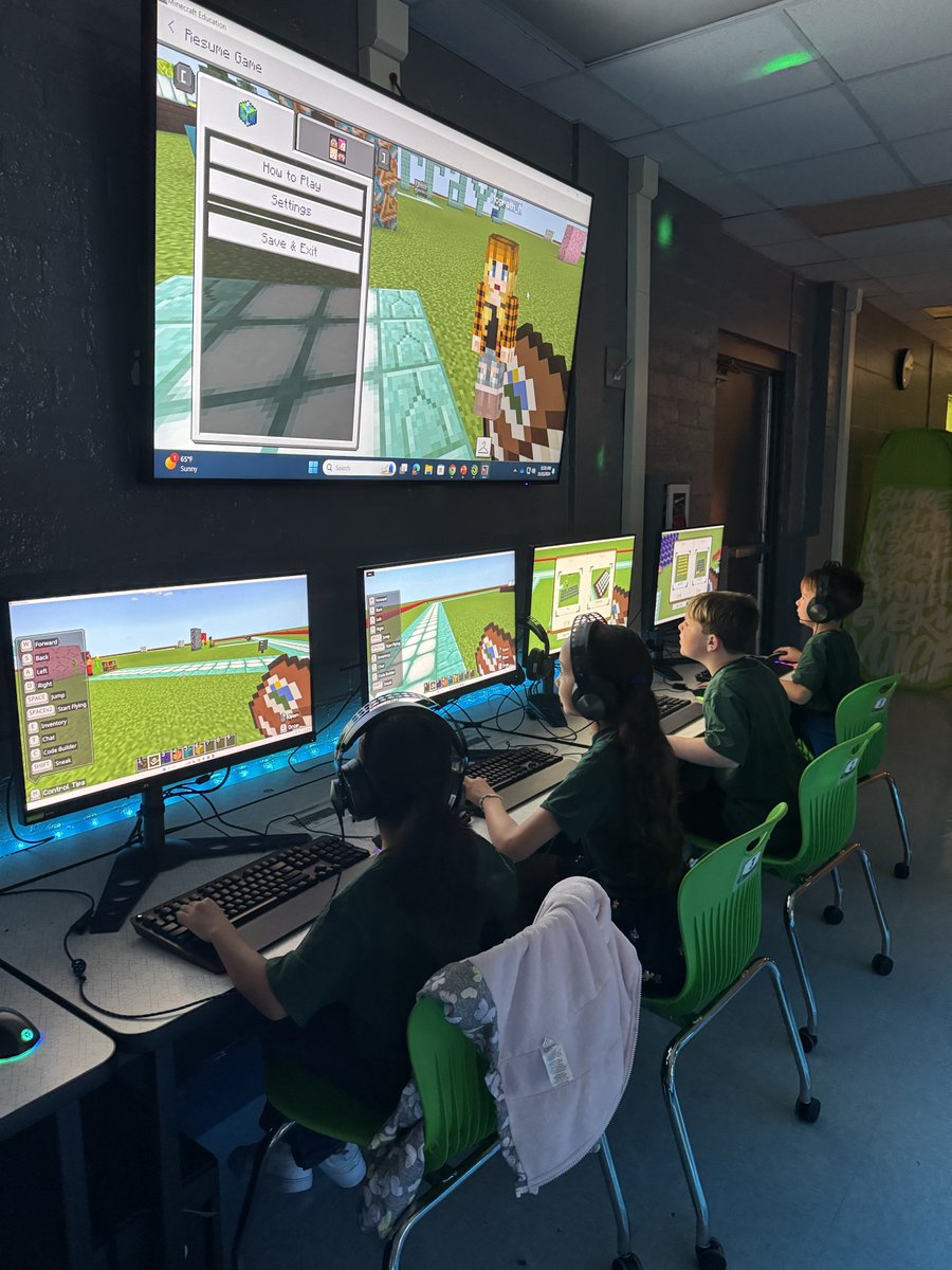 DCPSMinecraft's tweet image. Game-based learning is a great way to reinforce skills students have already been taught ✨

Today students from @LorettoSchool practiced their multiplication by building arrays in @PlayCraftLearn 
😁🧮🎯

#MinecraftEdu
#GameBasedLearning