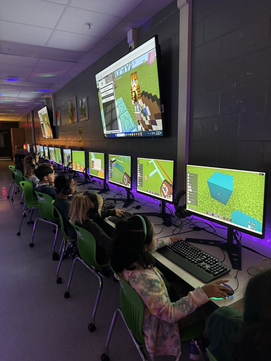 DCPSMinecraft's tweet image. Game-based learning is a great way to reinforce skills students have already been taught ✨

Today students from @LorettoSchool practiced their multiplication by building arrays in @PlayCraftLearn 
😁🧮🎯

#MinecraftEdu
#GameBasedLearning
