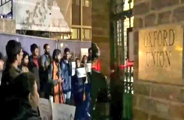 NewsAlgebraIND's tweet photo. HUGE 🚨 British Hindus protest Oxford Union over debate on Kashmir. 

MASSIVE drama at Oxford Union. Oxford Union in COMPLETE SHOCK !!

Hindus disapproved ENTIRE debate !!

Brave Indian Youths protested against the Oxford Union's selection of panelists. 

The panel for the separatist motion included Dr. Muzzamil Ayyub, Zafar Khan, Raza Nazar.

Indian Youths revealed that speakers have linked to Terr0rism.