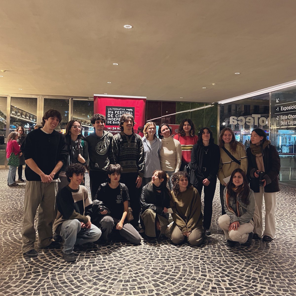 Els <a href="/JP_MovingCinema/">Joves Programadors Moving Cinema</a> han pogut conèixer i conversar amb Anna Cornudella abans de la projecció de 🎞️THE HUMAN HIBERNATION a la <a href="/filmotecacat/">Filmoteca Catalunya</a>!