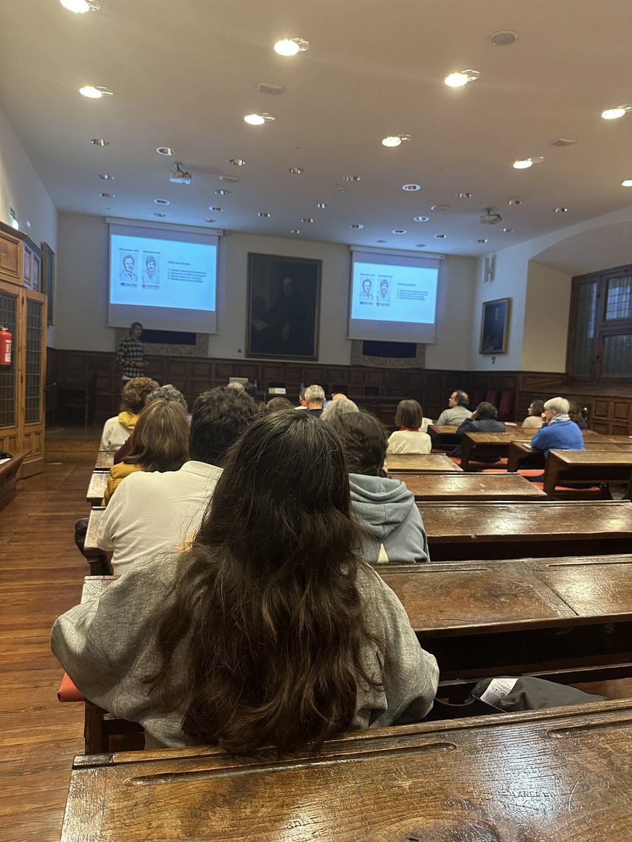 UOdivulga's tweet photo. Arranca la última conferencia de la #semanaciencia de @uniovi_info con Alejandro Piñeiro y qué son los microRNAs #UOdivulga https://t.co/QgaoNzTmqK