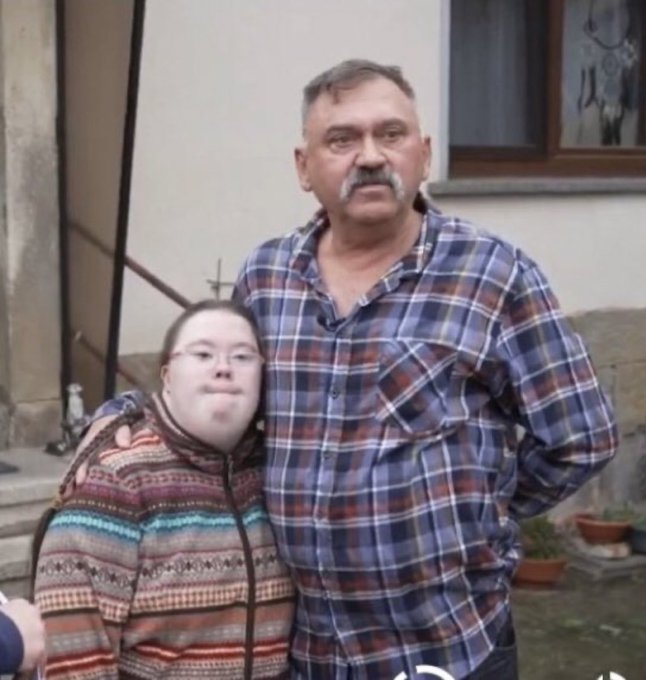 Robert Habeck würde diesen Mann am liebsten im Knast sehen. Wegen ein paar Wörter. Wegen angeblich verletzter Gefühle will er dieser Tochter den Vater nehmen. 

Man muss es so brutal formulieren, weil Robert Habeck so ein brutaler Totalitärer ist. #Schwachkopf