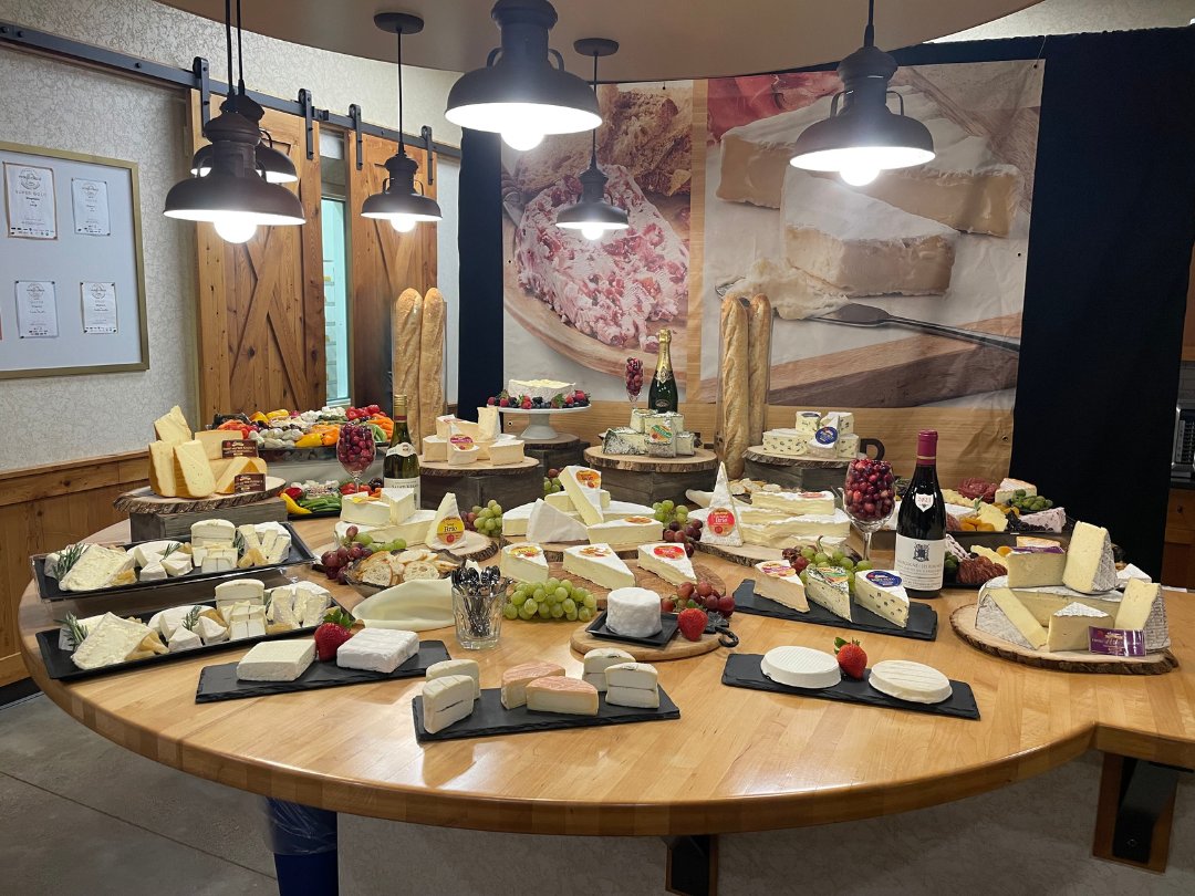 We’re celebrating 10 years of our cheese caves this weekend, 11/16 and 11/17, from 11 am – 3 pm each day. Sample delicious, cave-ripened cheeses, get pairing tips, and discover holiday entertaining ideas. Learn more about our cheese caves here: bit.ly/48QxsBc.