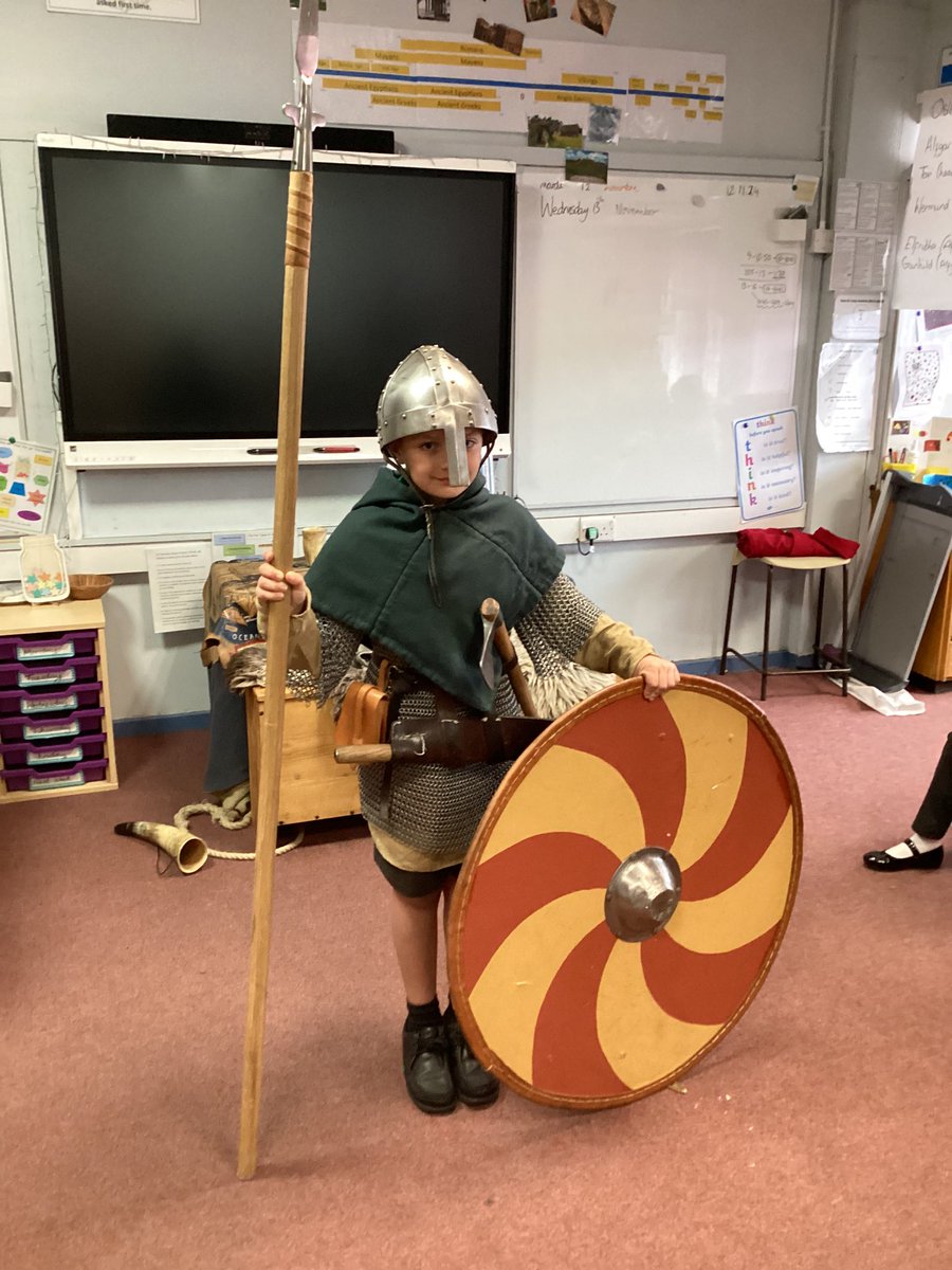 4Yearsley's tweet photo. We had a fabulous finish to our Anglo-Saxon topic with a special visitor. Oswald showed us lots of artefacts, taught us how to fight in battle, answered all our questions and told us the story of Beowulf. https://t.co/oeZmm1w9Rs