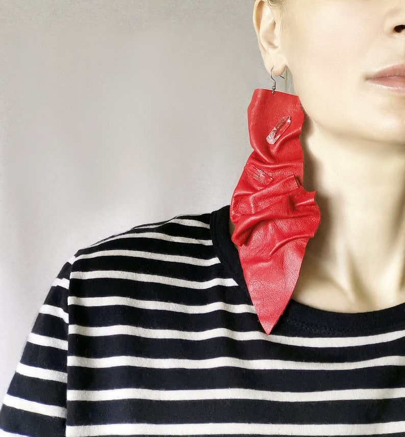 ElyseeartD's tweet image. Red leather earrings with raw quartz crystals - Hand-molded ♥️
etsy.com/listing/174719…
#redwedding #earingslove #crystal