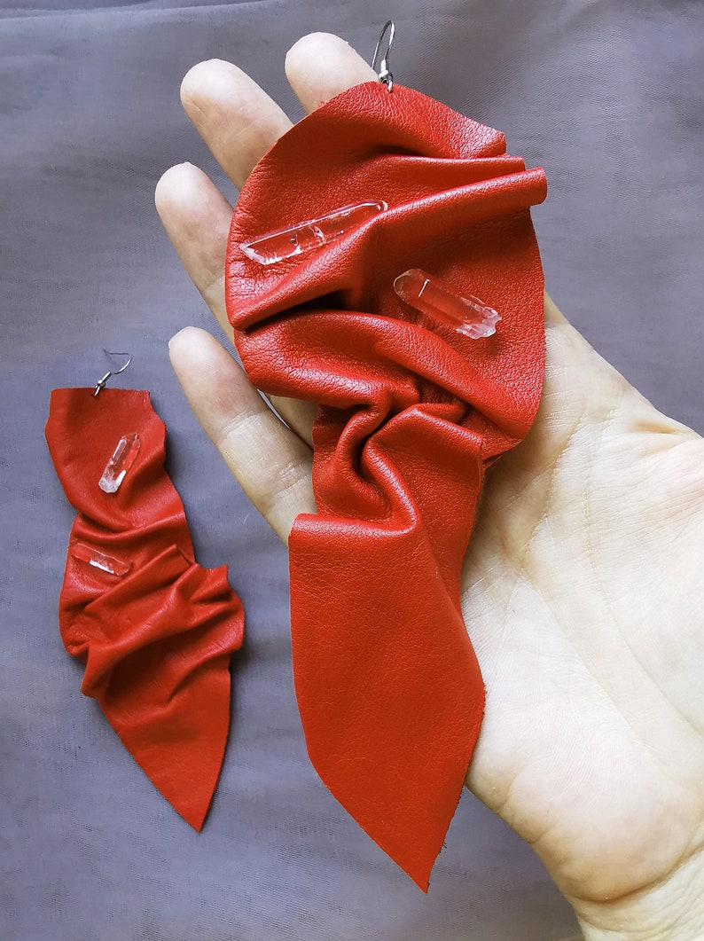 ElyseeartD's tweet image. Red leather earrings with raw quartz crystals - Hand-molded ♥️
etsy.com/listing/174719…
#redwedding #earingslove #crystal