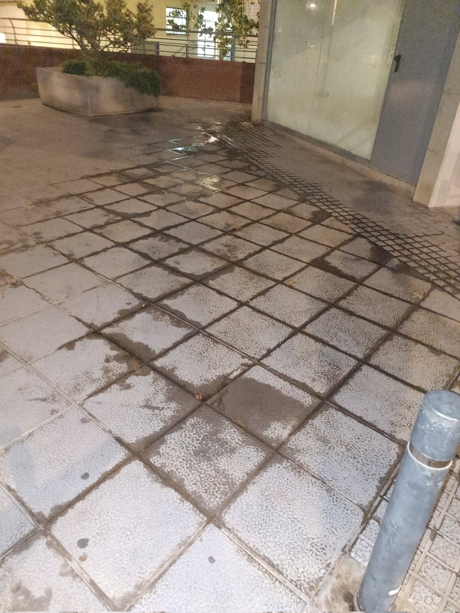 Esto es lo que hace la gente del centro residencial de estancia limitada en Hospitalet de Llobregat. Rodeado de tres colegios, donde los niños al salir ven como orinan y beben alcohol...
<a href="/LHAjuntament/">Ajuntament de L'Hospitalet</a>  <a href="/PSCLH/">PSC L'Hospitalet /❤</a> <a href="/PopularesHospit/">PP L’ Hospitalet🇪🇸</a>  <a href="/esquerraLH/">Esquerra Republicana de l'Hospitalet</a> <a href="/LHEnComuPodem/">L'Hospitalet En Comú Podem</a> <a href="/LHospiNet/">LHospitalet Ben Net</a>