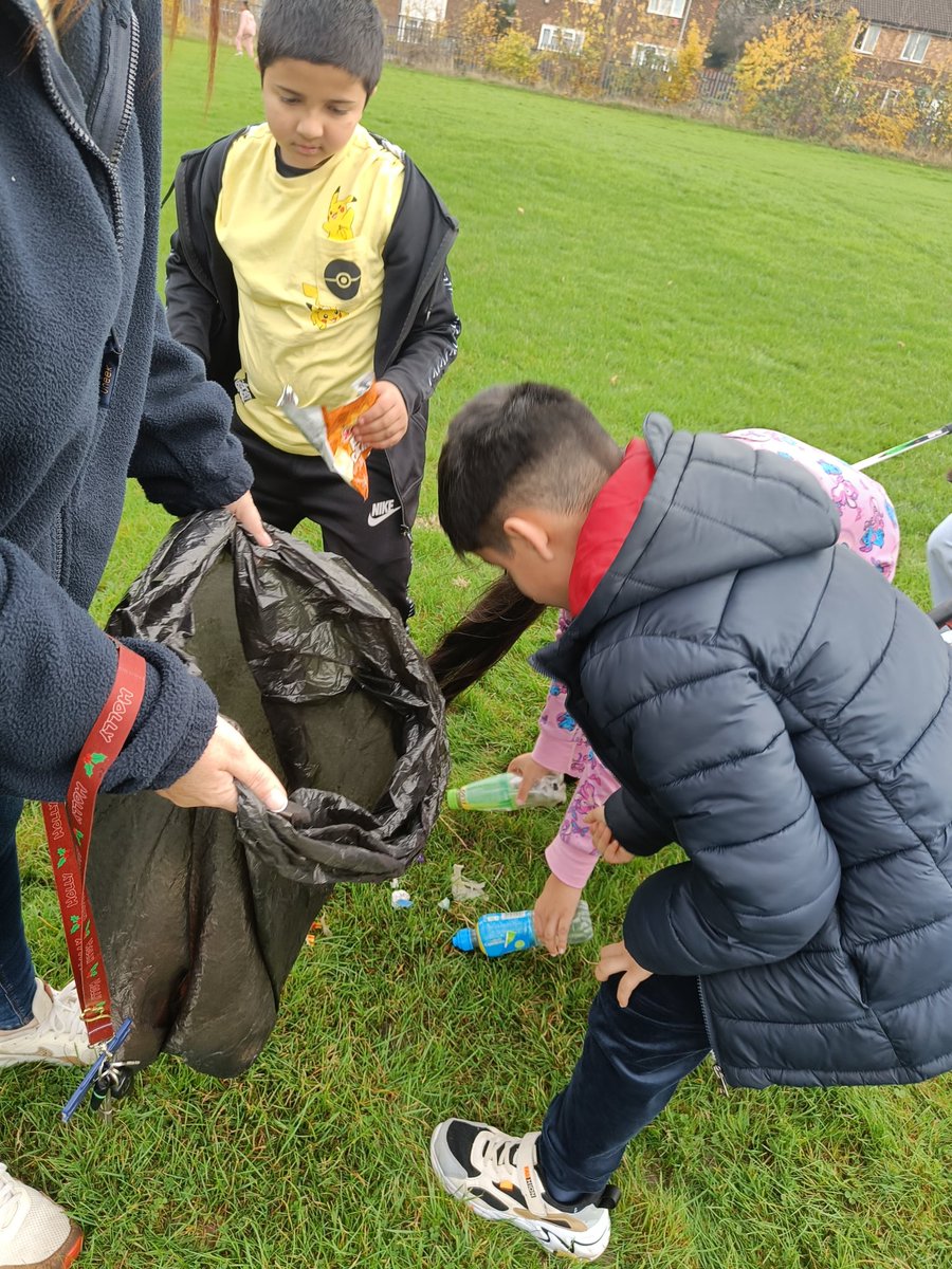MissEChadney's tweet photo. #LLF4EC really enjoyed helping our environment this morning by collecting litter 🌍

@Lea_Forest_HT @Lift_Lea_Forest @LLF_DHT @LeaForest_MrsM https://t.co/cGr7CQZ5fF