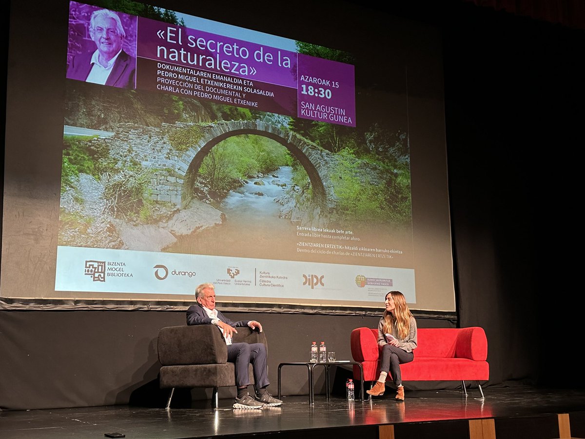 Durangoko San Agustin Kulturgunean gaude. 

Naturaren Sekretua dokumentala ikusi ondoren Pedro Miguel Etxenikerekin solasaldia hasi da.