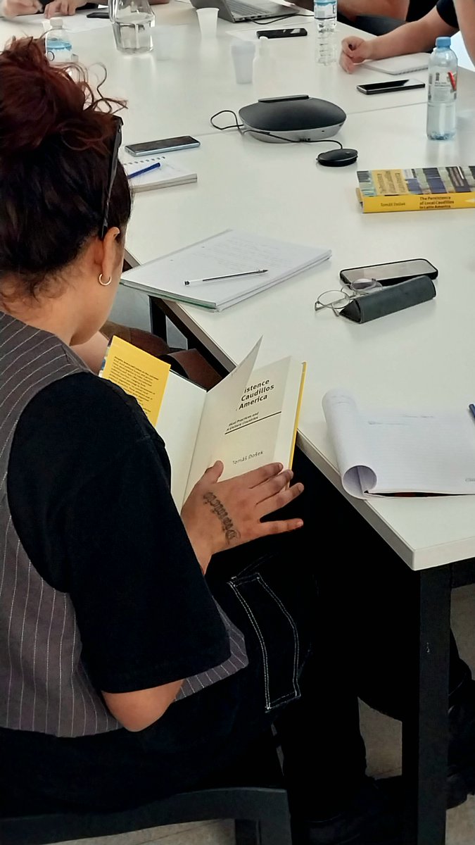 UNSAM_EPyG's tweet photo. 📙Ayer recibimos a @tomdosek para debatir sobre su libro “The Persistence of Local Caudillos in Latin America”.
Investigadorxs, becarixs y estudiantes comentaron la obra que analiza cómo los caudillos locales se mantienen en el poder y por qué algunos tienen más éxito que otros. https://t.co/A26glwplWG