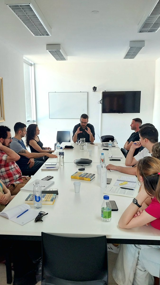UNSAM_EPyG's tweet photo. 📙Ayer recibimos a @tomdosek para debatir sobre su libro “The Persistence of Local Caudillos in Latin America”.
Investigadorxs, becarixs y estudiantes comentaron la obra que analiza cómo los caudillos locales se mantienen en el poder y por qué algunos tienen más éxito que otros. https://t.co/A26glwplWG
