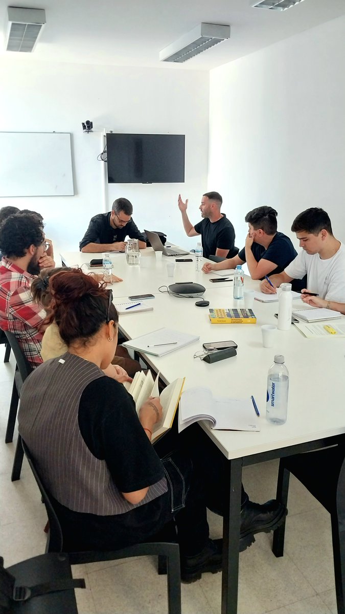 UNSAM_EPyG's tweet photo. 📙Ayer recibimos a @tomdosek para debatir sobre su libro “The Persistence of Local Caudillos in Latin America”.
Investigadorxs, becarixs y estudiantes comentaron la obra que analiza cómo los caudillos locales se mantienen en el poder y por qué algunos tienen más éxito que otros. https://t.co/A26glwplWG