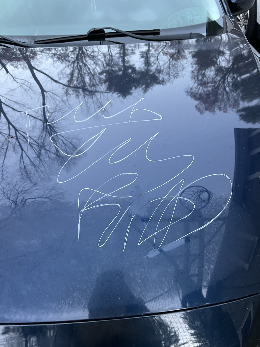 fxrsa_'s tweet image. who tf keys a car in cursive???