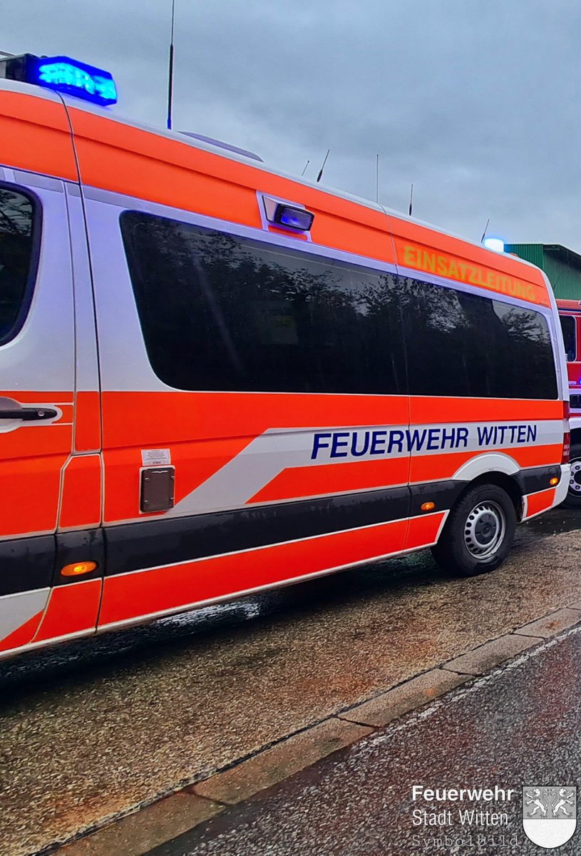 FeuerwehrWitten's tweet photo. Der Einsatz an der Bahnhofstraße ist beendet, die Gaszufuhr wurde mit Unterstützung der Stadtwerke Witten abgestellt. Das Gebäude wurde belüftet. Keine Gefahr mehr. Die BF und die LE Mitte rücken ein, die LE Bommern besetzte die Hauptwache in der Zeit. #fwwit #witten #feuerwehr https://t.co/0BqGTuIKvQ