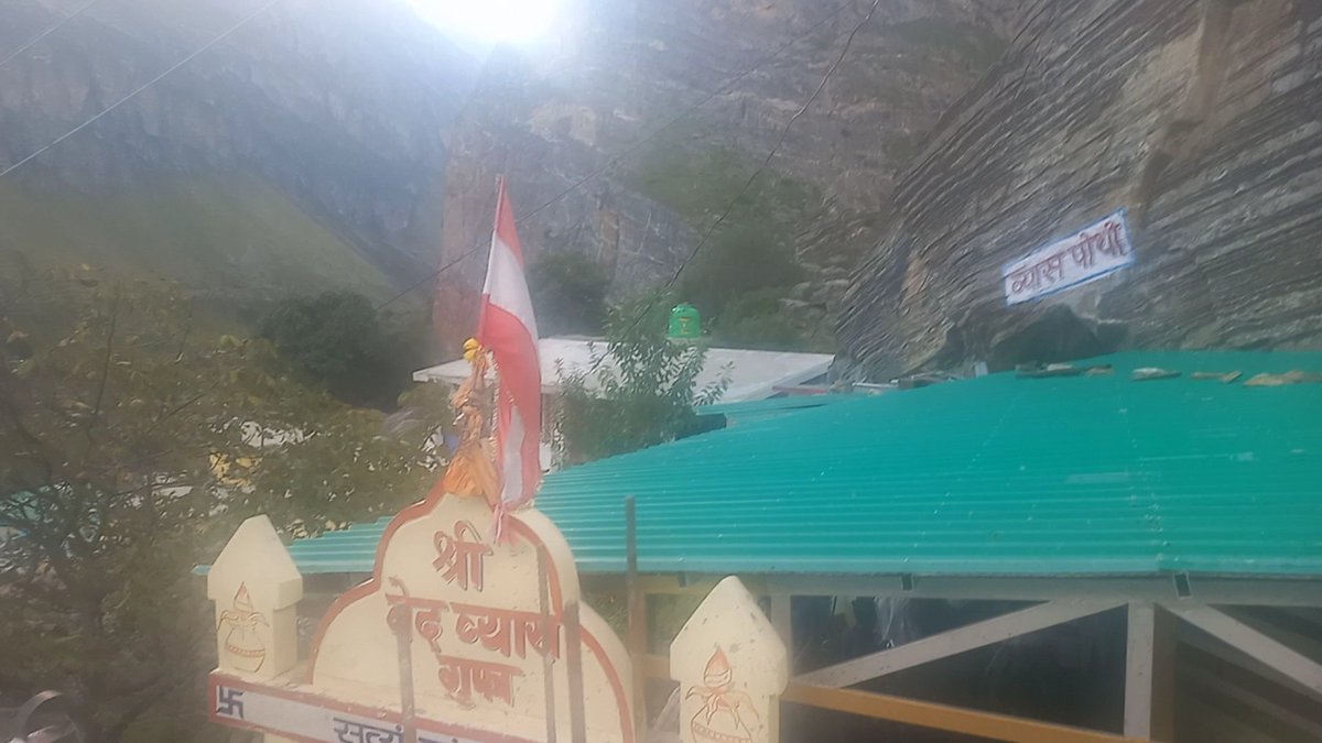 ash4intelways's tweet photo. #Maharshi #Ved #Vyas #Gufa sacred #cave at #Mana village where maharshi #VedVyas composed #epic #Mahabharata #Puranas #Vedas with assistance of lord #Ganesha #live #statue of maharshi Ved Vyas depicts #Intellect #Wisdom #cultural #spiritual #heritage #Devbhoomi #Uttarakhand https://t.co/6B7s7UtPl3