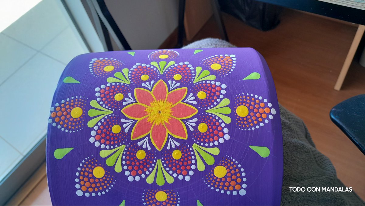 Quienes me conocen de verdad saben que soy un poquitico 🧙‍♀️. Este es una de dos macetas que me pidió una clienta. Tengo como 15 días dándole vuelta pensando que hacerle, se me trancó  la creatividad con este pedido hasta ayer. Hoy me enteré  que la clienta estuvo enfermita...