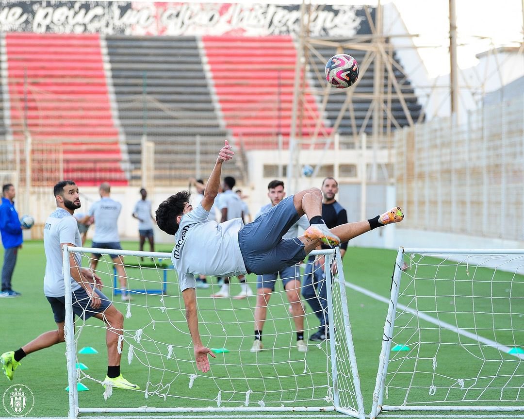 USMAofficiel's tweet photo. Double kick 🔥⚽ in all angles

#HighFlying #SBenmazouz
#weareunited 🔴⚫️ https://t.co/e9cF74pOZV