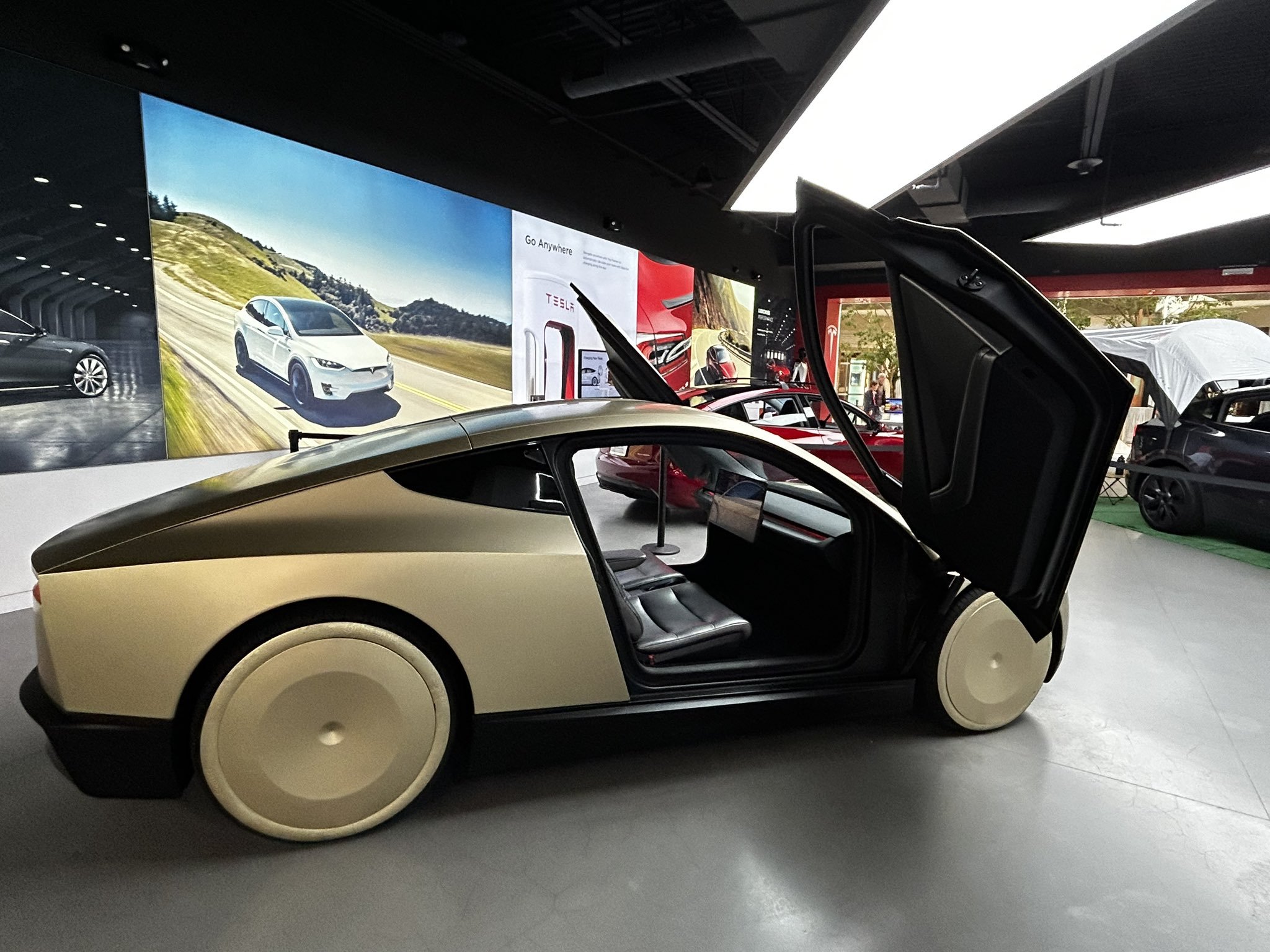 Drive Tesla 🇨🇦 on X: "Another Cybercab on display! This time close to  Canada at the Bellevue Square Mall in Washington State (179km from the  border 🇨🇦🤝🇺🇸). https://t.co/8oGpHqnqMQ" / X