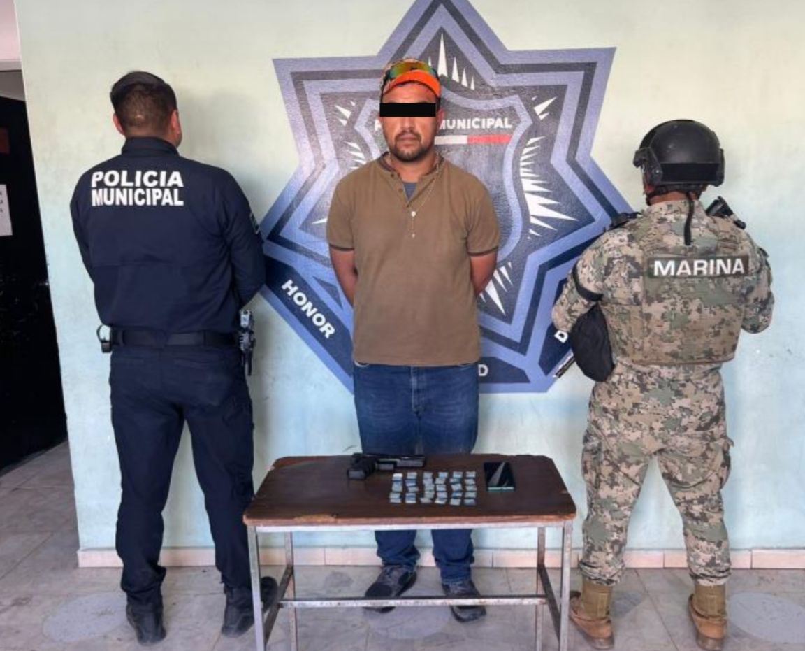 Detienen SSPM y Marina a hombre por presunto delito contra la salud 🚔

Francisco Javier "N.", de 32 años, fue arrestado tras ser sorprendido con 30 envoltorios con narcóticos y un objeto tipo pistola de plástico en la calle 200 y Tlaxcala.