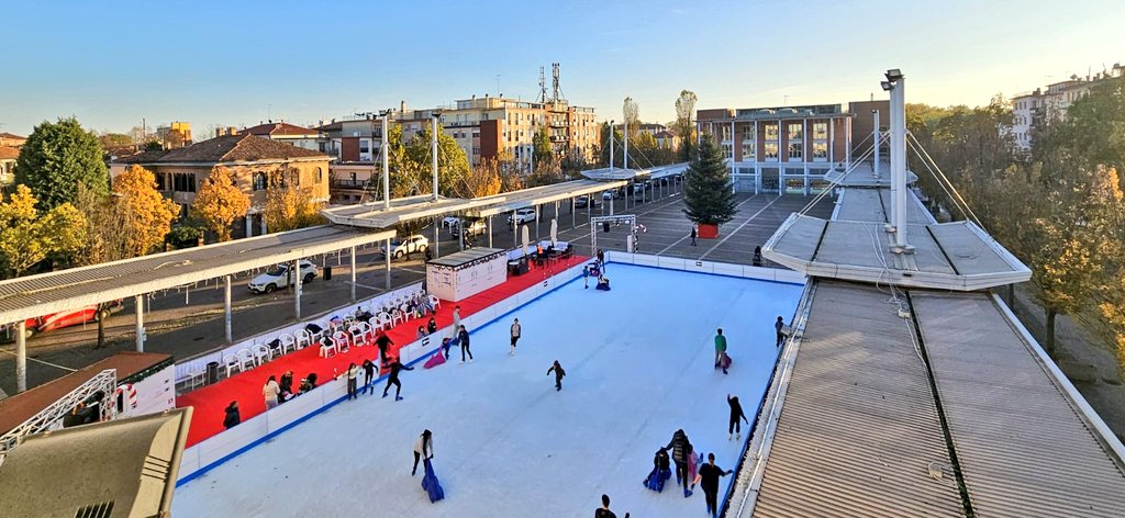 SimonVenturini's tweet photo. È arrivato oggi il grande albero di #Natale a #Marghera!
In Piazza Mercato è già aperta la pista da pattinaggio e si susseguono #eventi su eventi.
Un grande ringraziamento a tutti coloro che mettono impegno e dedizione per organizzare queste #iniziative per la nostra comunità! https://t.co/HHu8noB9OW