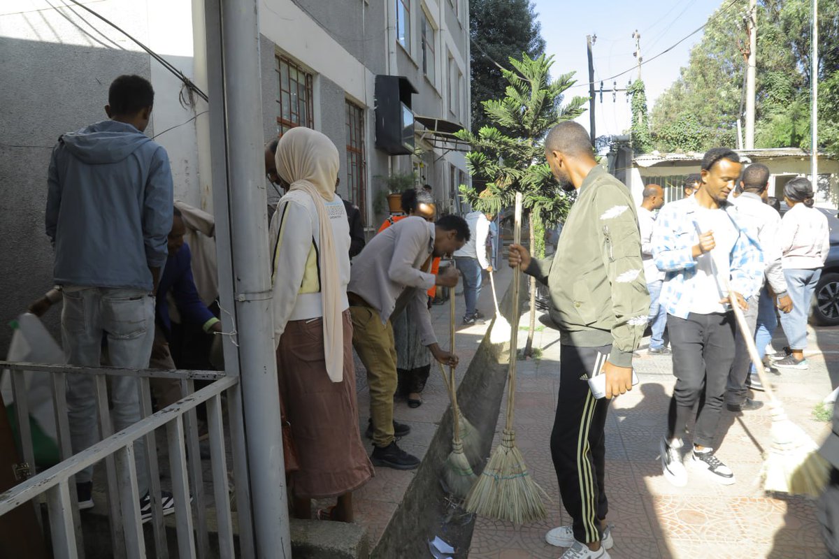yw7pp7's tweet photo. " የሀሳብ ልዕልና ለሁለንተናዊ ብልፅግና" 

የብልፅግና  ፓርቲ 5ኛ አመት ምስረታ በአል በማስመልከት በየካ  ክ/ከተማ ወረዳ 07 "የሀሳብ ልዕልና፤ለሁለንተናዊ  ብልፅግና" በሚል መሪ ቃል የጽዳት ዘመቻ ተካሄደ:: https://t.co/oD3JAXyBm5