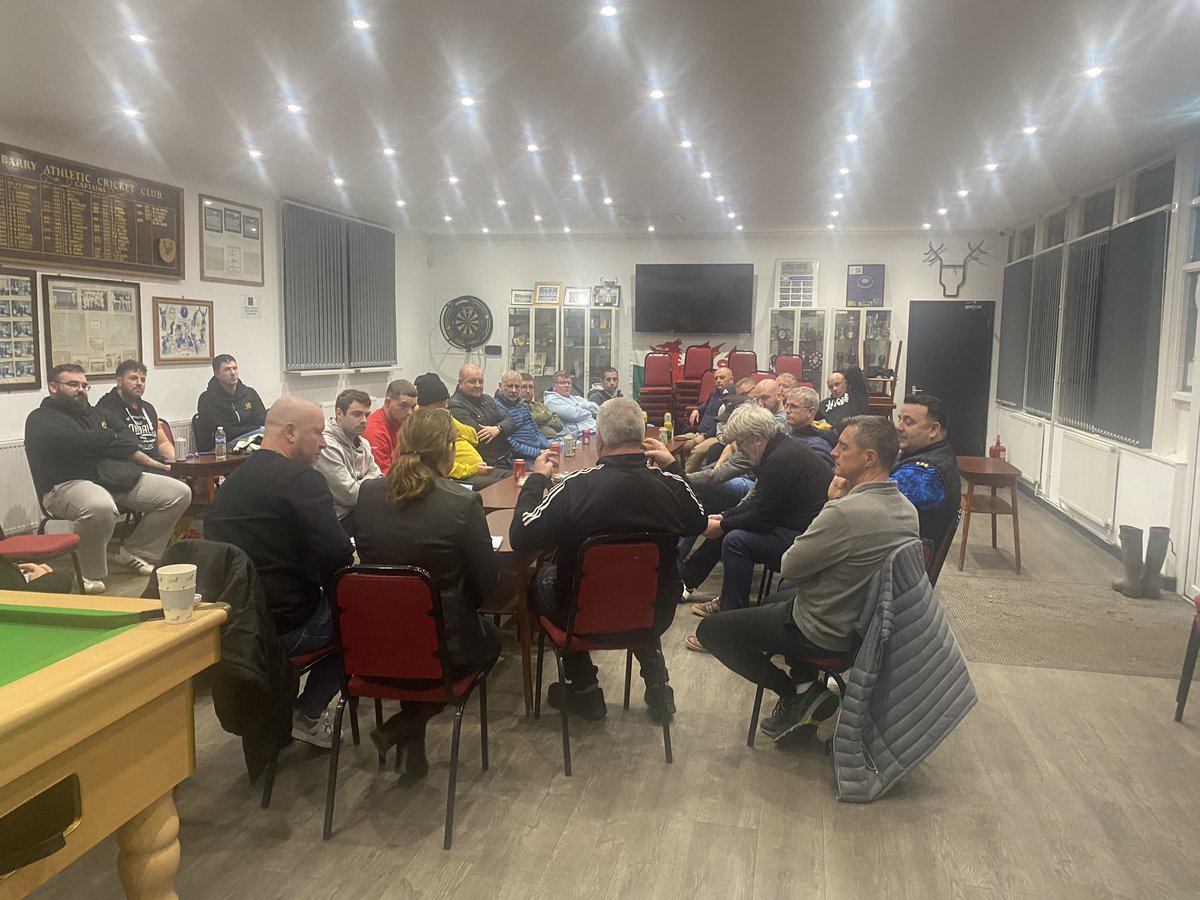 A huge thank you to Terry Allday from the VOG Referees Society for coming to the clubhouse yesterday to go through some interesting and important points with our mini, junior and senior coaches 👏