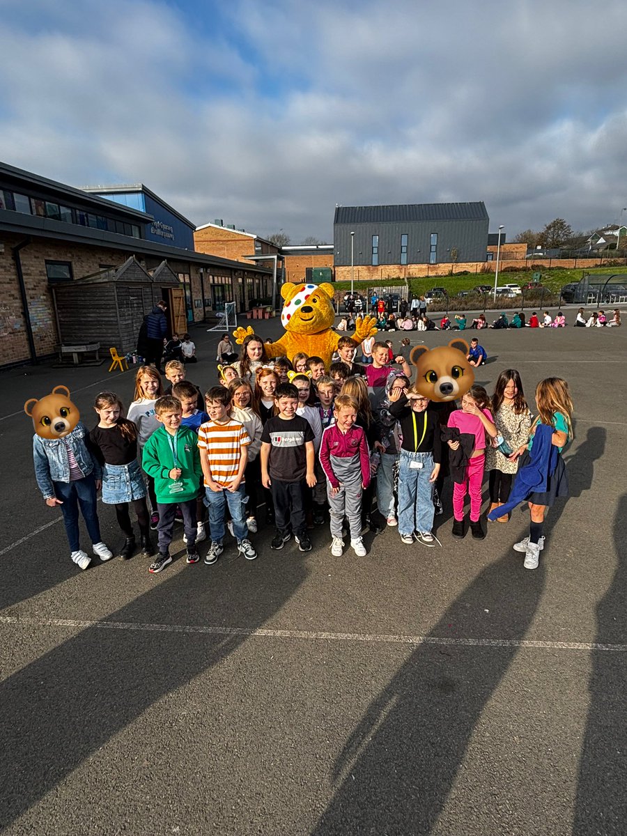 Ac ymwelydd i Flwyddyn 3 hefyd! 
And a visitor to Year 3! 
Diwrnod Plant Mewn Angen 2024. 
Children in Need 2024. 
🧸🧸🧸
<a href="/MissRTRyan/">Miss R Townsend-Ryan</a> <a href="/nanttalwg/">Ysgol Y Fro(Cynradd)</a>