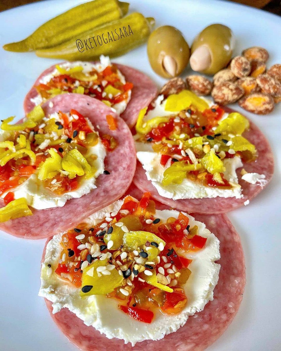 Lowcarbjiji's tweet photo. 🔥 Snacky lunch!!
I just loaded up some salami with cream cheese, cherry pepper spread, chopped pepperoncinis and everything but the bagel seasoning and it was absolutely delicious.
By: ketogalsara
#diet #healthyfood #fatloss #healthymeal #ketobeginner #lowcarb #weightloss https://t.co/eYwxOxp97S