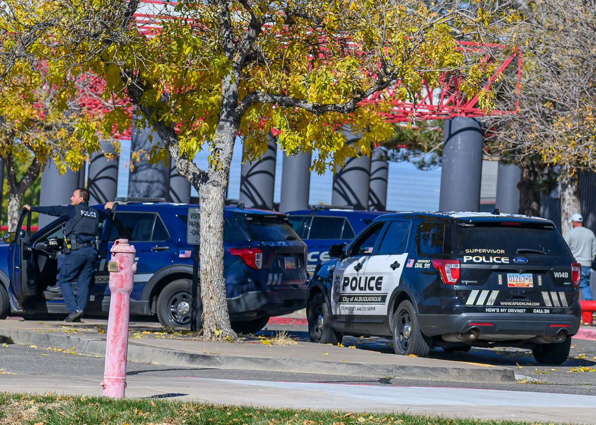There's a police presence at La Cueva high school this morning. <a href="/ABQPOLICE/">Albuquerque Police Department</a> confirmed there was no active shooter and referred all other questions to <a href="/ABQschools/">APS</a>. We're still working on getting more information and will update when we can. Photos by <a href="/rosalesquique/">Roberto E. Rosales</a>