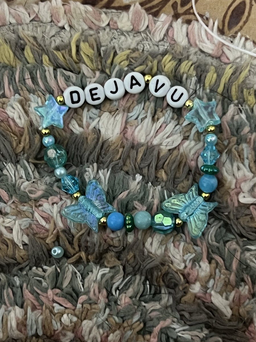 bruliangrl's tweet photo. começando os trabalhos pro show da olívia aqui. Vocês vão fazer pulseira ???? https://t.co/iyActLVaqK