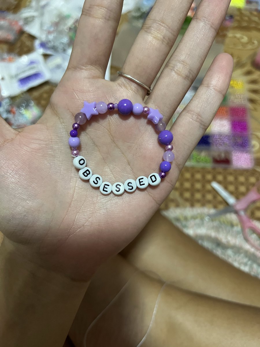 bruliangrl's tweet photo. começando os trabalhos pro show da olívia aqui. Vocês vão fazer pulseira ???? https://t.co/iyActLVaqK
