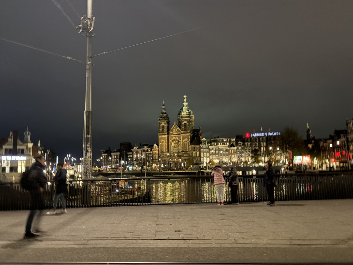 AliciaRiver's tweet photo. La ciudad de noche #Amasterdam https://t.co/bYw0ttCwFG