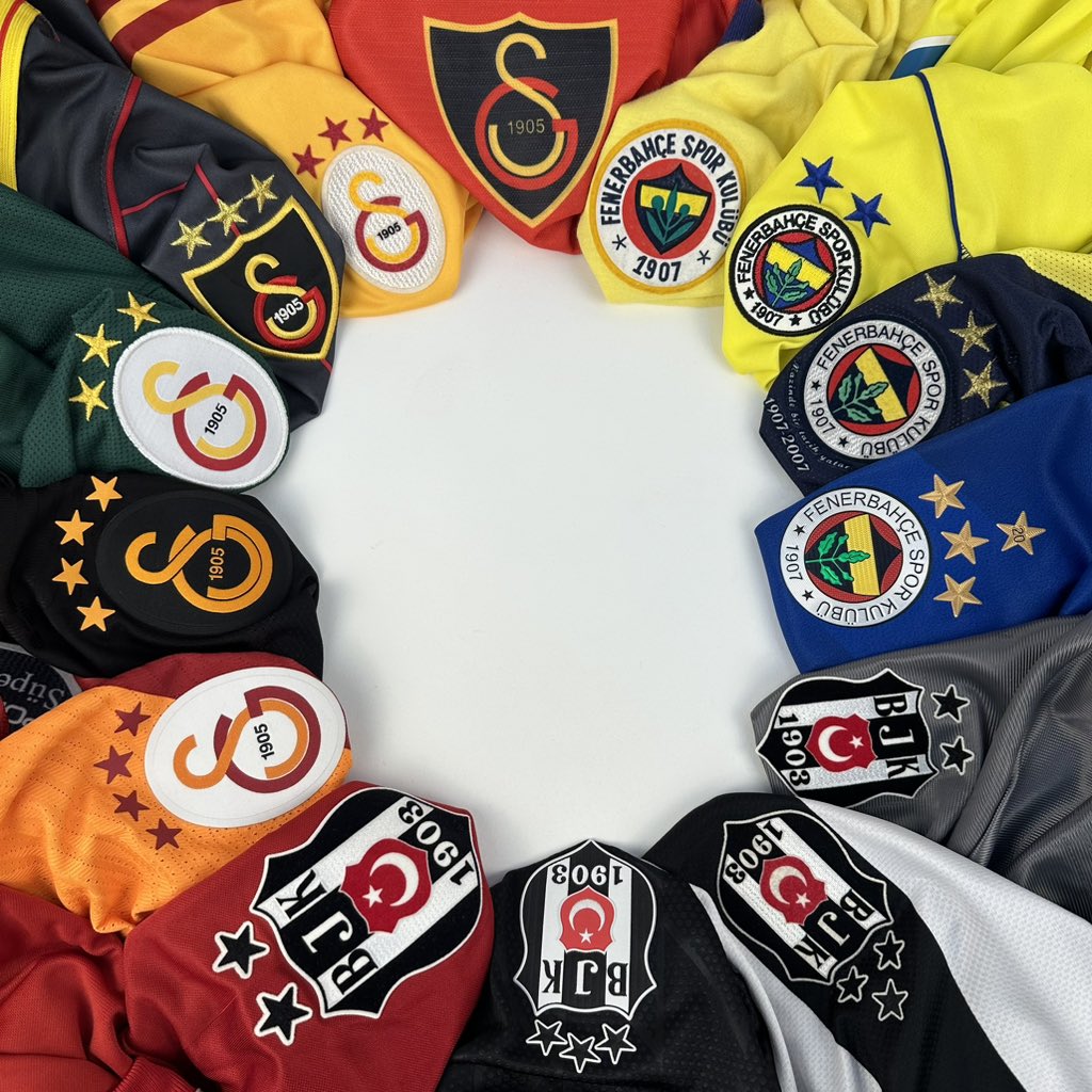 Bu pazar akşamı saat 7’de üç büyüklere ait toplamda 50’den fazla forma İstanbul Football Shirts’te listelenecek! ♥️🇹🇷

Önümüzdeki iki gün boyuncu içerisinde iki sample formanın da bulunduğu harika formaları sizlere tanıtacağız! 🔥
