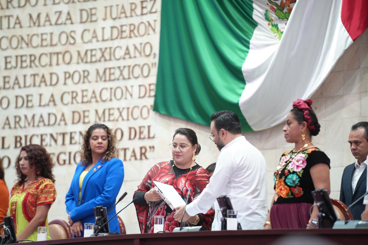 Javier_CasiqueZ's tweet photo. Hoy el secretario @jesusromerooax hizo entrega del  #2oInforme del gobernador @salomonj ante el pleno del @CongresoOaxaca_ donde se plasman los resultados de este periodo de gobierno. Estén seguros que lo revisaremos y haremos las observaciones necesarias con el único interés de contribuir al desarrollo de nuestro estado.