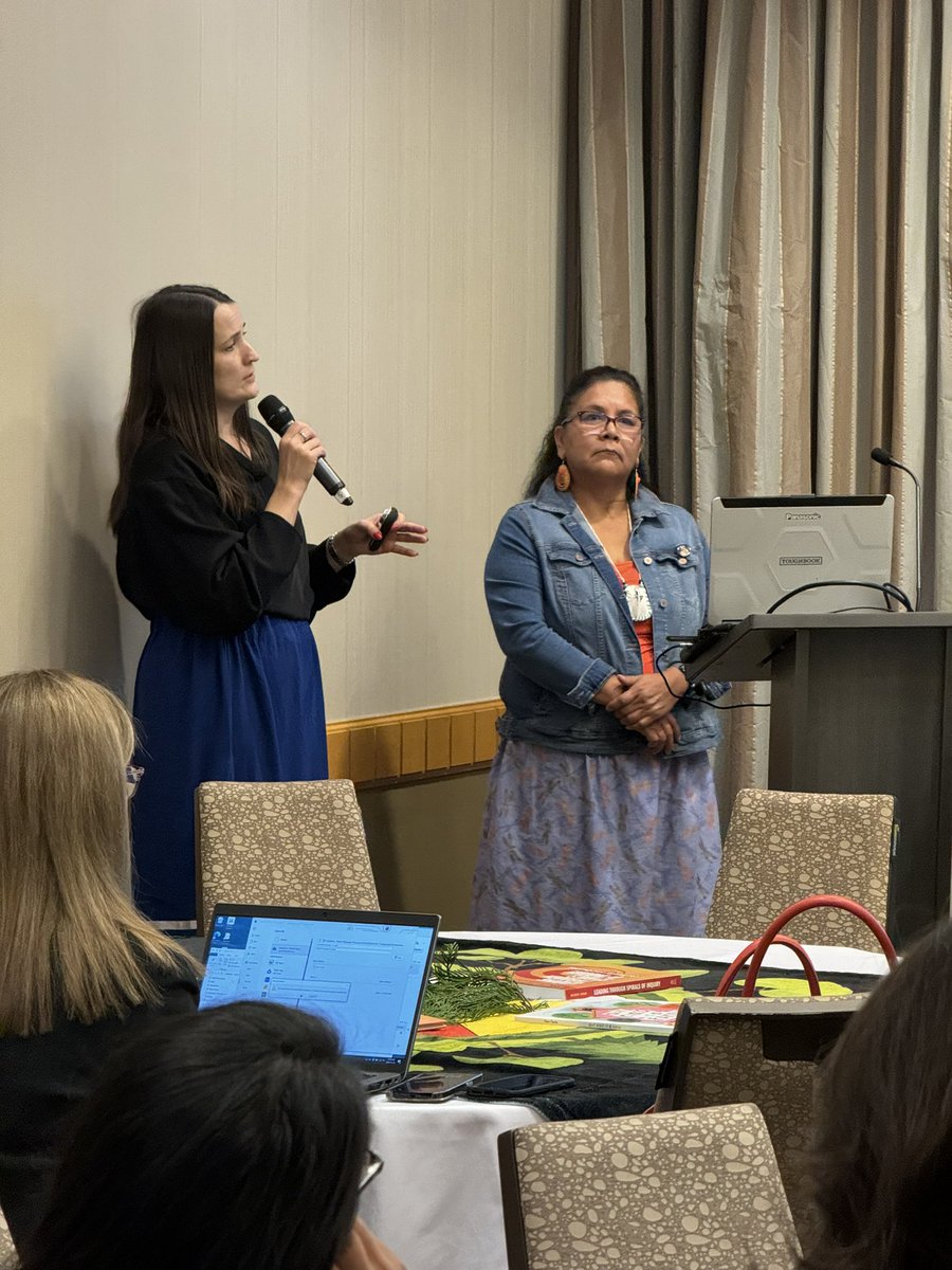 Super session with Heather Androsoff and Leah Dan from SD48 about how they have used the Spiral to change the welcome to kindergarten program to build community and respect Indigenous principles   Beautiful work <a href="/noiie_bc/">NOIIE</a> <a href="/UBCtelp/">UBC TELP</a>