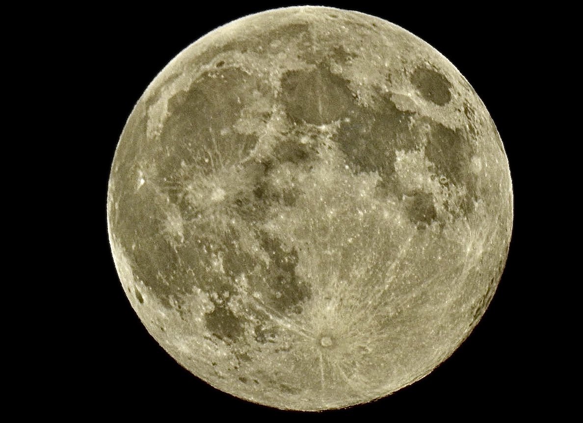 stphotography99's tweet photo. Tonight’s Beaver Moon taken From near Wakefield @BBCLookNorth @bbcweather @KeeleyDonovan @Hudsonweather @katerinabbc @EmmanuelleLhoni https://t.co/fS0PJG1ptT