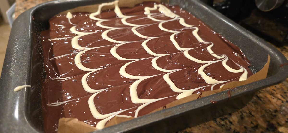 redteamJSY's tweet image. Millionaire's shortbread in the fridge to set! 😊
#glutton #touchofgout #weekendbaking