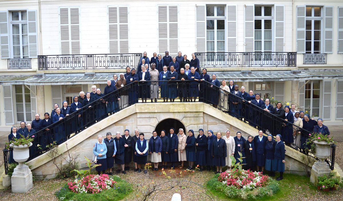 hijascaridadsur's tweet photo. 💼 Las #Ecónomas provinciales de la Compañía se encuentran reunidas en la #CasaMadre, París 🇵🇾, para unificar criterios de gestión y administración de los bienes en favor de los más desfavorecidos ⚖️.

🎼 Siempre en sintonía con el espíritu de nuestros orígenes ❤️‍🔥. https://t.co/vS6AlvQZhL