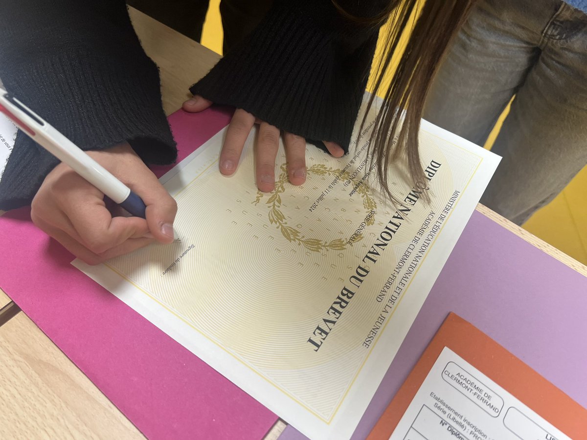 FerryVichy's tweet photo. Remise des #diplômes 🧑‍🎓👨‍🎓
📜DNB série générale et professionnelle 
📜CFG
📜DELF 
📜BIA 
Suivi d’un moment convivial autour d’un buffet realisé par des élèves et l’équipe de restauration🍹
Bravo et félicitations à toutes et tous ! 
@DSDEN_03 @acclermont @BenmiloudKarim @Allierdpt https://t.co/1AqnaghxAL