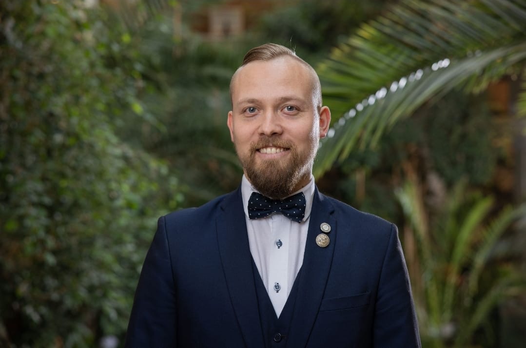 🥇 Mikk Parre est le Meilleur sommelier d'Europe 2024 !

🔗 terredevins.com/actualites/mik…

L'Estonien devance Pascaline Lepeltier qui a porté haut les couleurs de la France et termine à la deuxième place. Le Lituanien Martynas Pravilonis complète le podium.