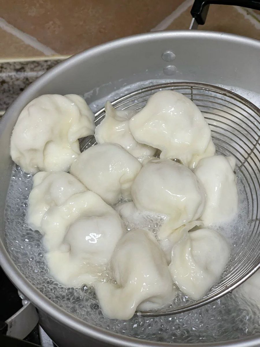 AvantikaShinde2's tweet photo. Is it okay for a person to eat a dozen dumplings when he is hungry? https://t.co/vovkaWNTL4