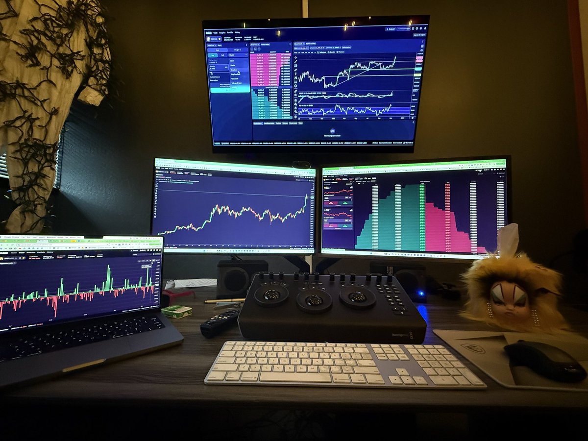 LIL_JIG_JIG's tweet photo. I know @krakenpro wants me to post a screenshot for the #interfaceoff challenge, but I think this photo paints a better picture 🤩 https://t.co/DxNYSFnmkO
