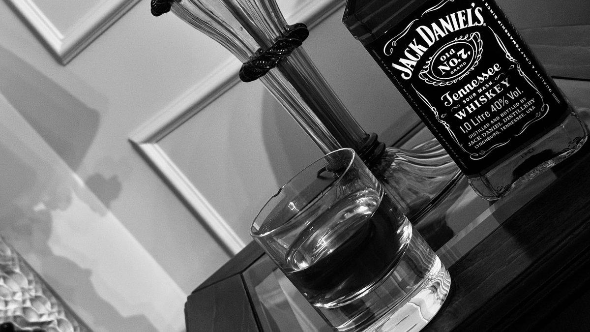 FarhadiHadi's tweet image. دو ماهی هست که یه سوال و فکر به جوابش داره دیوونه‌ام می‌کنه و مثل خوره به جونم افتاده. الکل شاید جوابش نباشه ولی خود سوال رو تو ذهنم از بین می‌بره. 
سلامتی همه داغونا از هر مدلش. 🥃
#drinktime 
#to_my_unresolved_grief