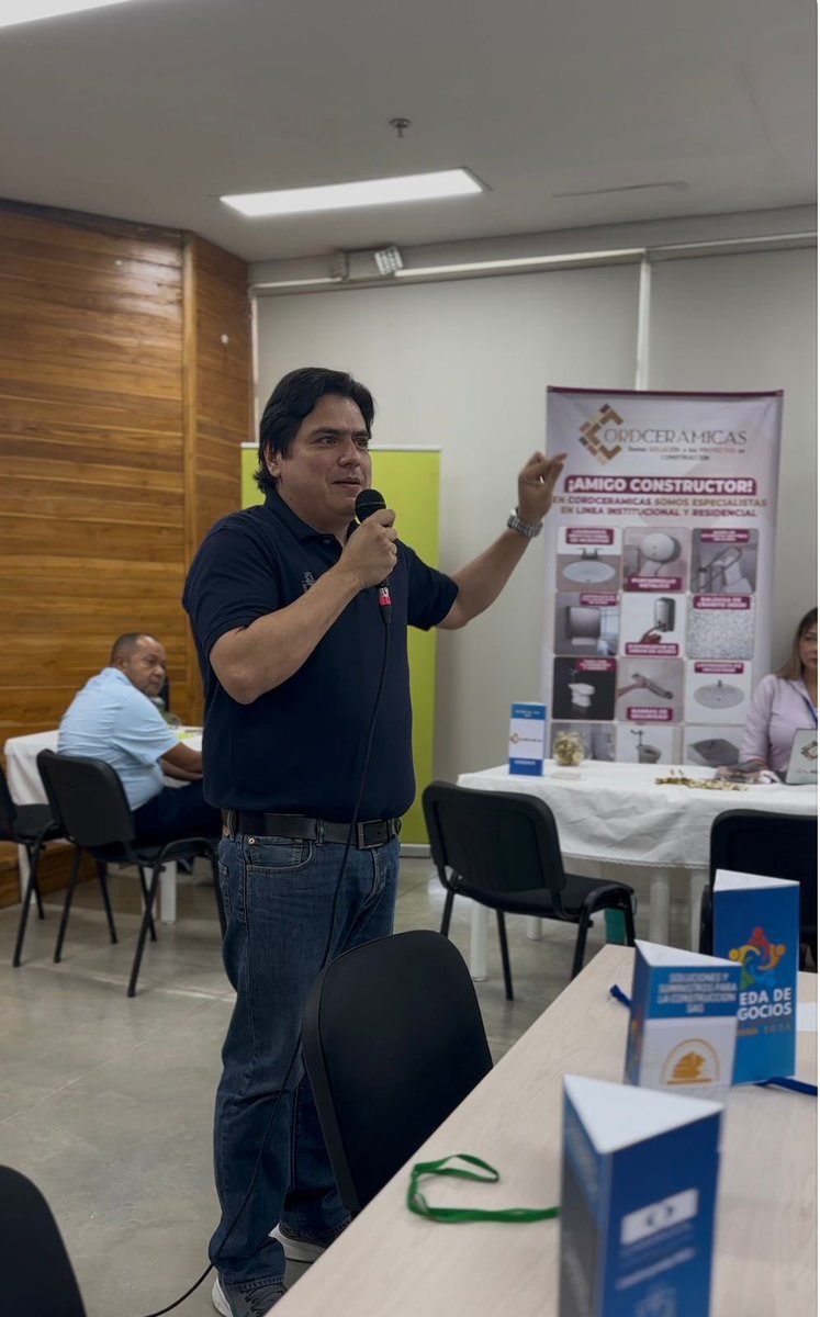 jnicobarrios's tweet photo. Conectar oferta y demanda en sector construcción. Esta es premisa de nuestro alcalde @kerguelenhugo. Reunimos a contratistas de obras de @monterialcaldia con proveedores en una rueda de negocios que permitió dar a conocer su portafolio de productos y ser una opción de compra https://t.co/FVGVwFo8rP